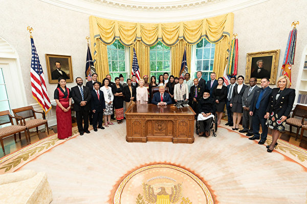 二零一九年七月十七日星期三，美國總統特朗普在白宮橢圓形辦公室會見來自十七個國家的二十七位宗教迫害倖存者。（圖片來源：白宮）