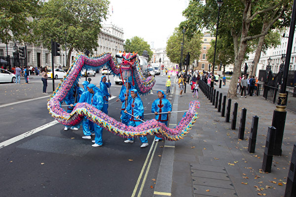 8月30日， 逾千名來自30多個國家的部份法輪功學員齊聚英國倫敦舉行大遊行。 圖為遊行中舞龍表演。（羅源／大紀元）