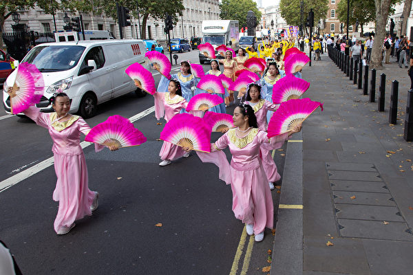 8月30日， 歐洲法輪功大遊行仙女方陣用傳統的舞姿展現中國傳統風貌。（羅源／大紀元）