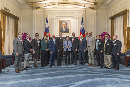 总统蔡英文27日接见美国密西西比州长布莱恩（Phil Bryant）访问团。