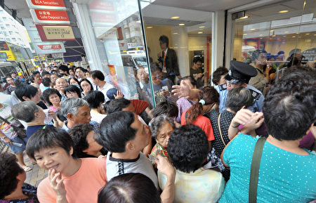 近日更有網友發起香港8月16日「銀行大擠兌」活動，即呼籲參與抗議的200萬民眾走入「金融反制」階段，到香港的銀行提取出美元。圖為示意圖。　