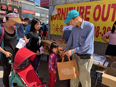 開學在即，艾姆赫斯特街坊聯誼會和亞裔社區聯誼會舉辦第十屆免費派書包和文具活動。