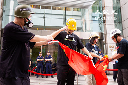 台湾团结联盟14日前往香港驻台经贸办事处谴责港府并递交抗议书，会后撕毁中共五星旗，表达不满。