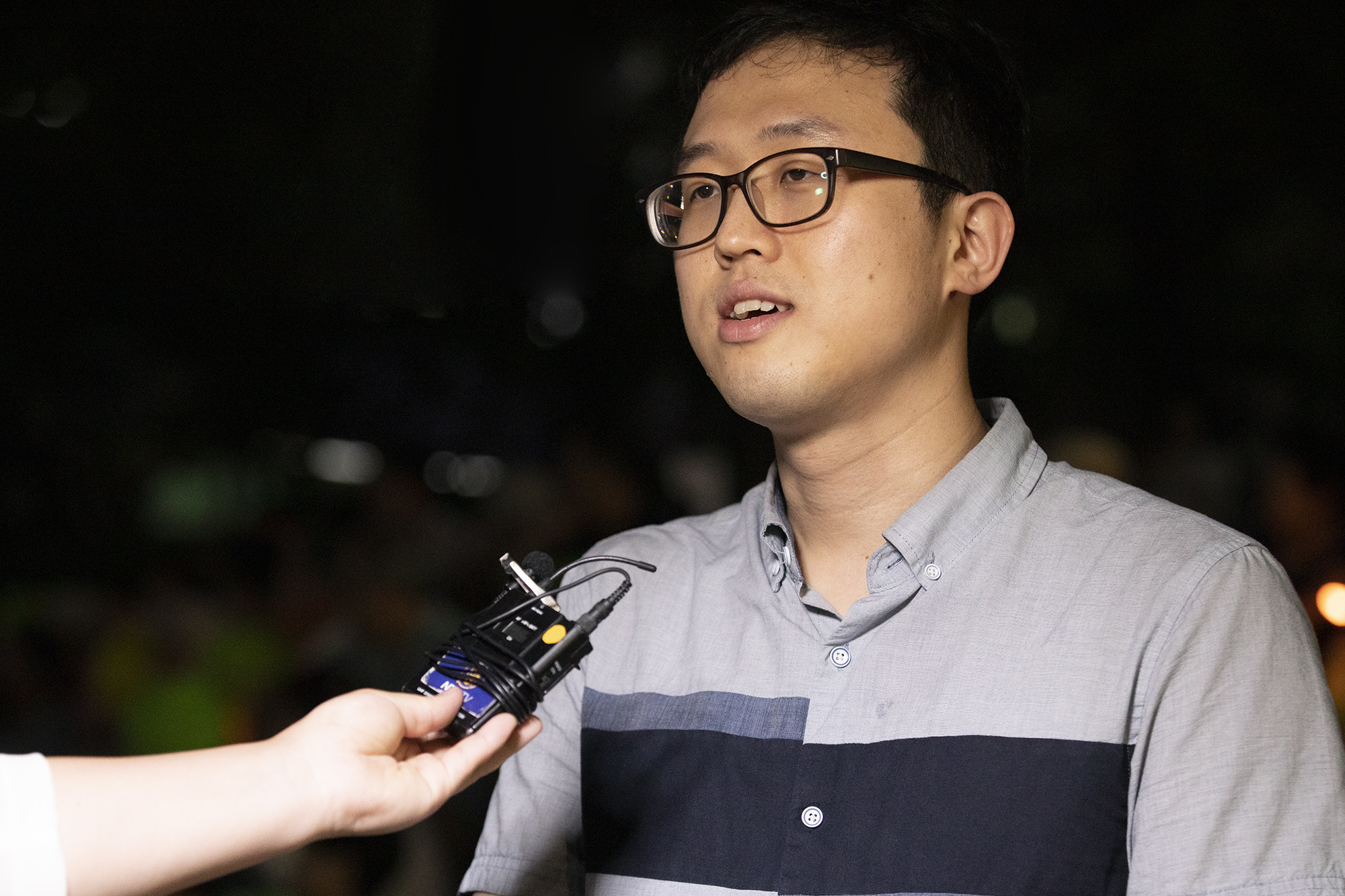 参与签名的首尔市民李基业接受采访。(全景林/大纪元)