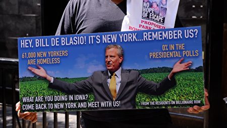 8月1日，纽约居民将制作的呛白思豪的大型看板，放在爱荷华州，也就是现在白思豪竞选总统所在的地方，喊话让白思豪回家。