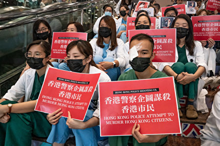 圖為醫護人員13日靜坐抗議。
