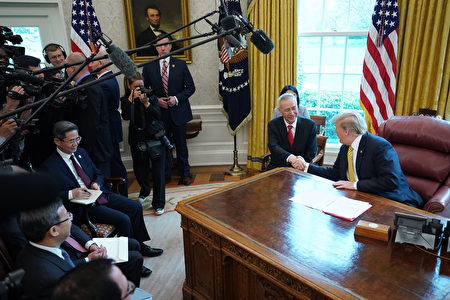 圖為2019年4月4日，美國總統川普在白宮接見中共副總理劉鶴。