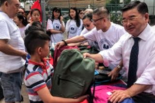 市議員顧雅明派發書包給華裔學童。