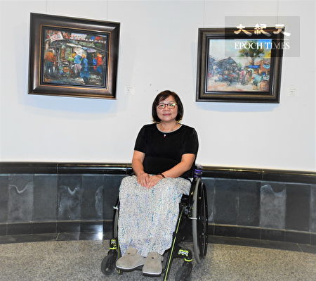 身障畫家洪嫻柔與其油畫作品「市集」。