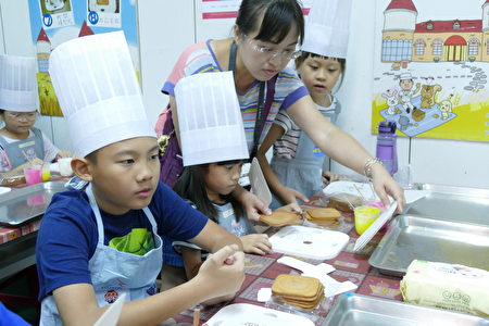  每一场次的小小糕饼师活动，小朋友在活动中都有机会接触台中在地糕饼文化，并结合重要的食安知识。