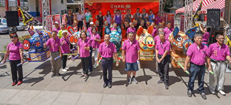 2019桃园客家义民祭游建华副市长与六轮值里长抬金猪进行启动仪式。