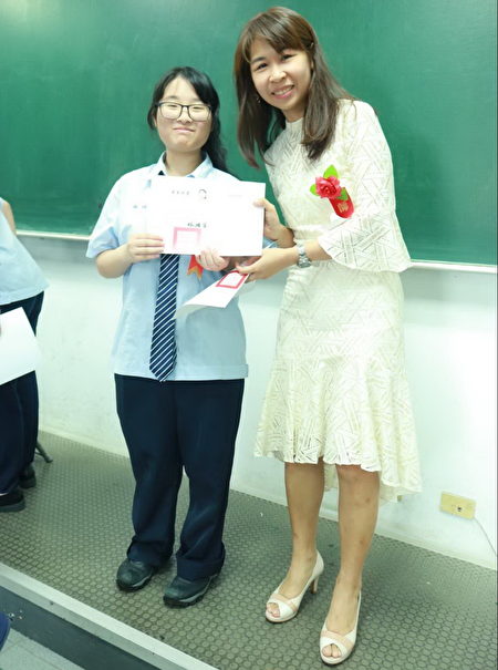 六和高中資訊科莊瞻參加技能競賽榮獲優勝，與導師凰淑燕合影。