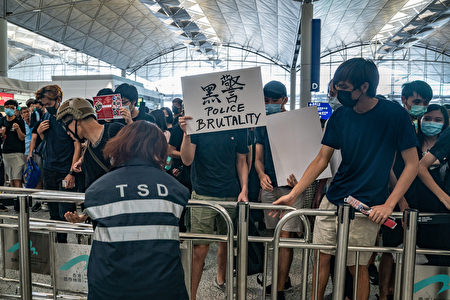 一名示威女子遭射中右眼有失明危險，引發香港民眾強烈憤慨，號召12日下午1時全民罷工、百萬人塞爆機場。