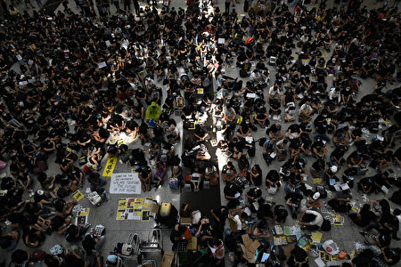 2019年8月9日，香港機場萬人接機。（Anthony WALLACE / AFP）