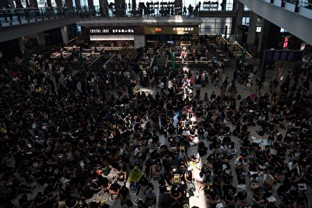 2019年8月9日，香港機場萬人接機。（Anthony WALLACE / AFP）