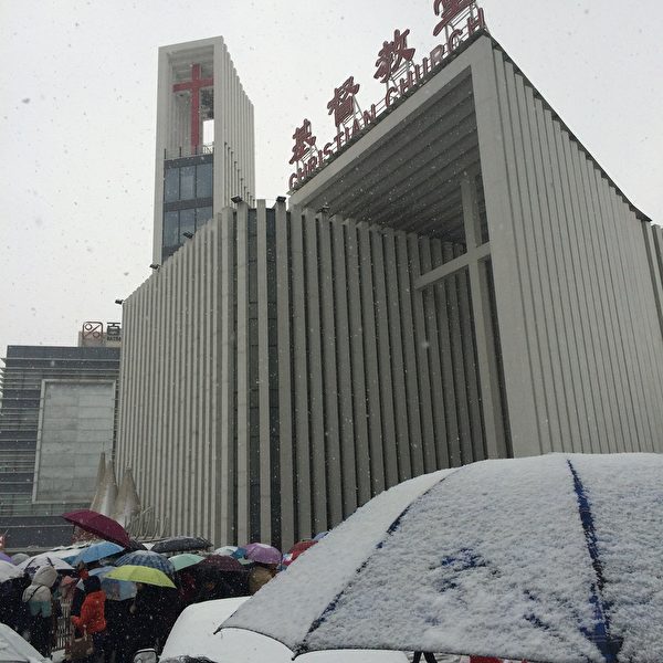 2015年冬天，周超參加北京海澱基督教堂的主日活動需排長隊入場。（周超提供）