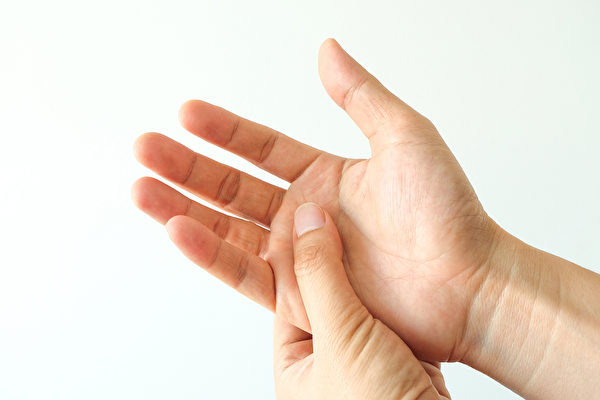 手麻或手指发麻的症状，可能是腕隧道症候群。(Shutterstock)