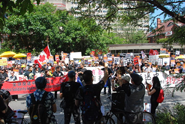 港人在香港駐多倫多經貿處外集會，聲援香港反送中。（伊鈴／大紀元）