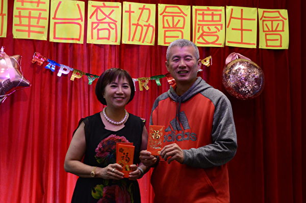 图：温哥华台裔协会举办庆生会，嘉宾成员喜气洋洋欢度生日。（邱晨/大纪元）