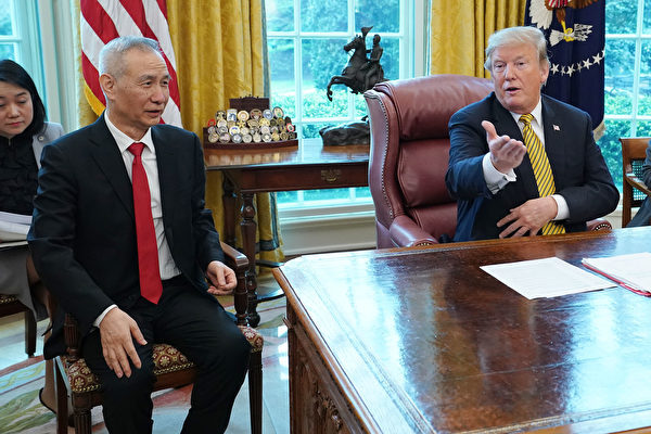 圖為2019年4月4日，美國總統特朗普在白宮接見中共副總理劉鶴。當時各方看好談判前景。（Chip Somodevilla/Getty Images）