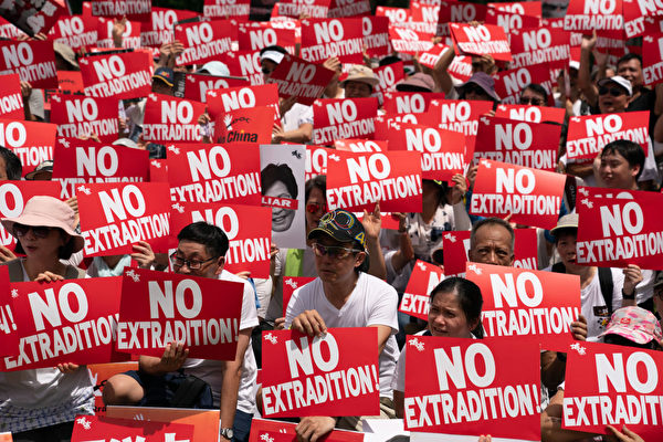 圖為2019年6月9日，上百萬香港人集會遊行抗議港府強推立法引渡法案，圖為他們手舉標語在抗議集會上。（Anthony Kwan/Getty Images）
