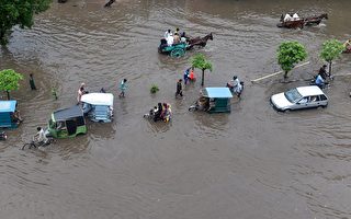巴基斯坦敬業記者報導水災 全身泡水只露頭