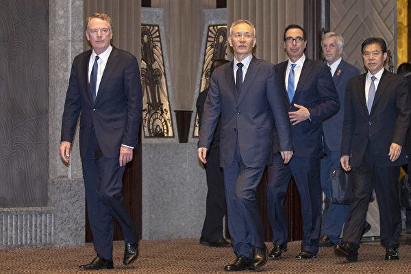 2019年7月31日，美國貿易代表團與中方代表在上海西郊賓館談判。（NG HAN GUAN/AFP/Getty Images）