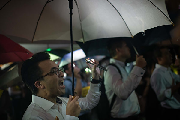 8月1日晚上，數千香港金融界人士參加在中環遮打花園舉辦的「快閃」集會。（Billy H.C. Kwok/Getty Images）