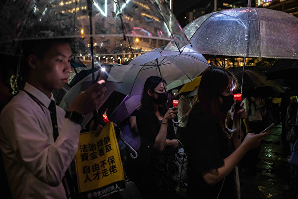 8月1日晚上，數千香港金融界人士參加在中環遮打花園舉辦的「快閃」集會。（Billy H.C. Kwok/Getty Images）