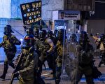组图3：港岛西集会 警方发射第一波催泪弹
