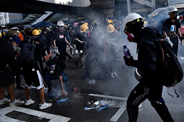 警方在金钟夏悫道发射催泪弹。（ ANTHONY WALLACE/AFP/Getty Images)