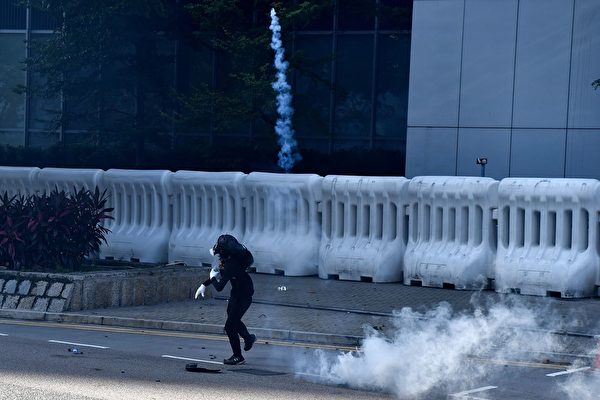 警方在金钟夏悫道发射催泪弹。（ANTHONY WALLACE/AFP/Getty Images)