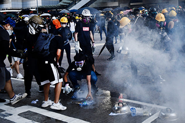 警方在金钟夏悫道发射催泪弹。（ANTHONY WALLACE/AFP/Getty Images)