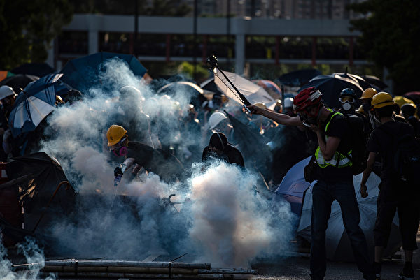 警方在大埔警署附近的新兴花园发射催泪弹。（PHILIP FONG/AFP/Getty Images)