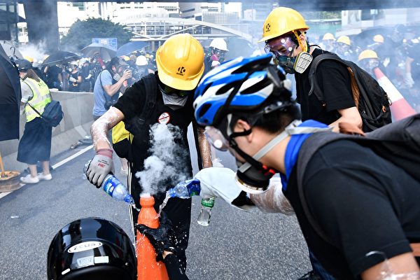 警方在金钟夏悫道持续不断地施放催泪弹。（ANTHONY WALLACE/AFP/Getty Images)