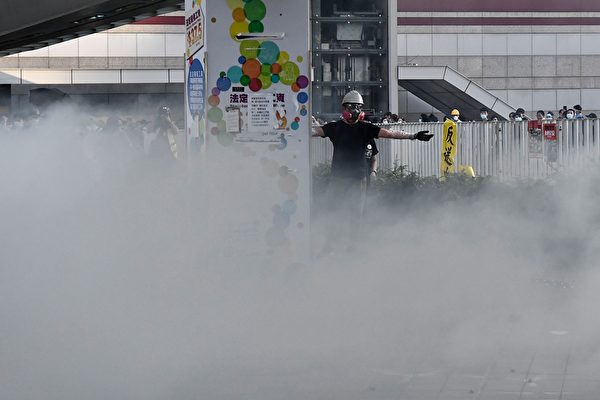 警方在金钟夏悫道一再施放催泪弹。示威者在推泪眼中示意。（ANTHONY WALLACE/AFP/Getty Images)