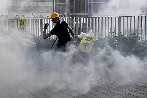 警方在金钟夏悫道一再施放催泪弹。示威者把警方射出的催泪弹扔回去。（ANTHONY WALLACE/AFP/Getty Images)