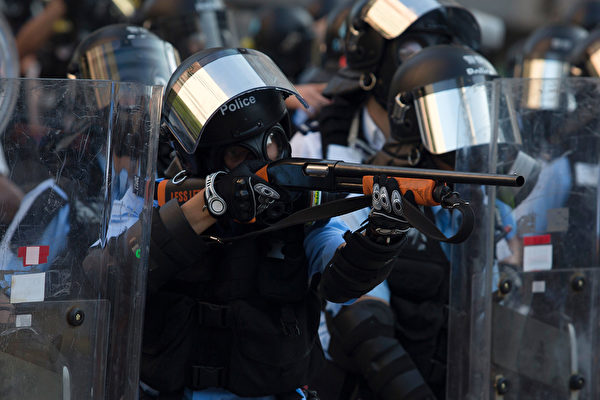 黄大仙警察端着催泪枪。（ ISAAC LAWRENCE/AFP/Getty Images)