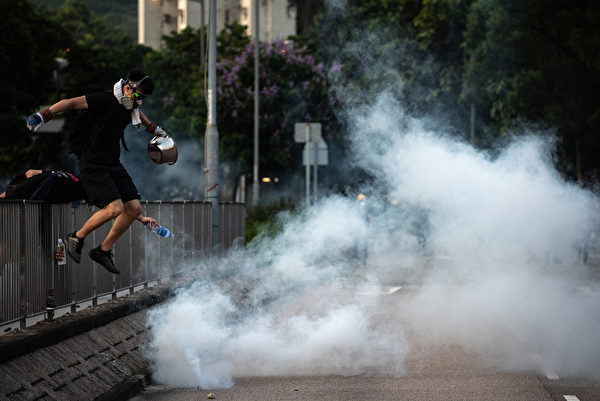 大埔示威者尝试用煲盖灭催泪弹。（ PHILIP FONG/AFP/Getty Images)