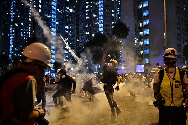 黄大仙示威者仍回催泪弹。（ ANTHONY WALLACE/AFP/Getty Images)