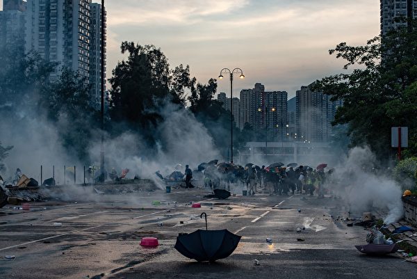 警方在大埔施放催泪弹。（PHILIP FONG/AFP/Getty Images)