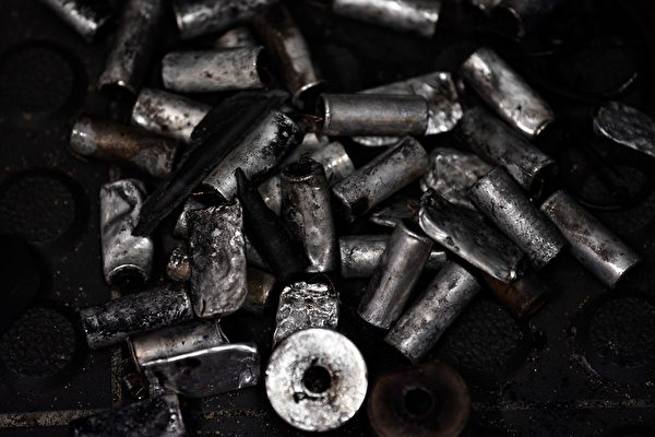 黄大仙的地上，发现警方发射的催泪弹废弃弹壳。（ANTHONY WALLACE/AFP/Getty Images)