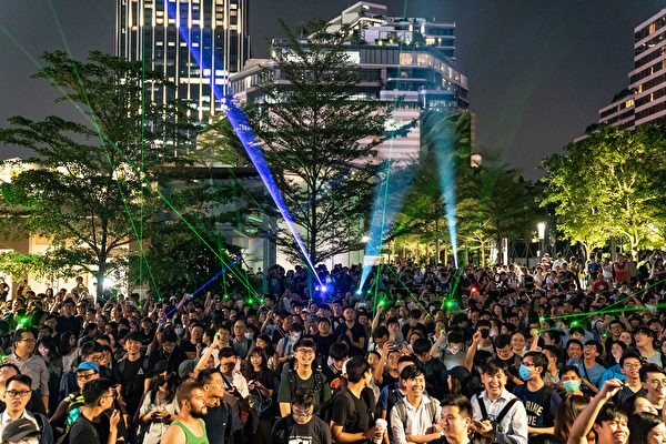 8月7日夜间，香港市民发起观星活动，抗议警方以涉嫌藏有攻击性武器，拘捕购买观星笔的浸大学生会会长方仲贤。