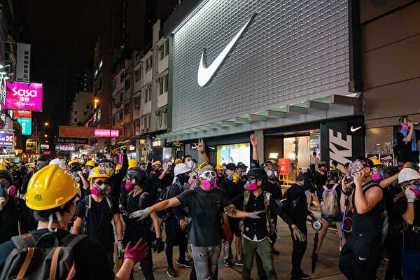 2019年8月10日晚，示威者聚集尖沙咀。（Billy H.C. Kwok/Getty Images）