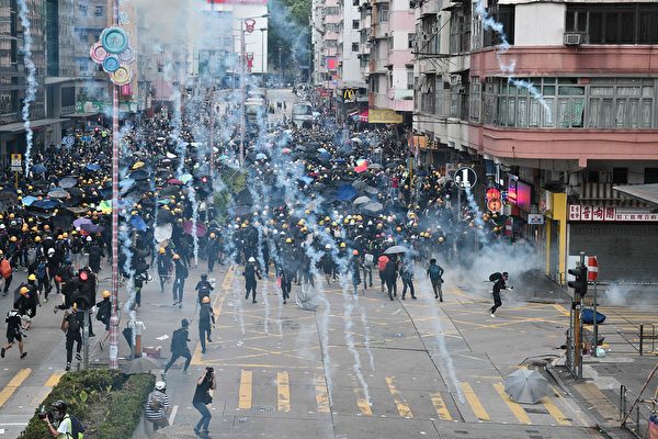 2019年8月11日，深水埗警署内发射出多枚催泪弹。（ MANAN VATSYAYANA/AFP/Getty Images）