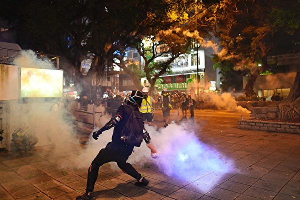 8月11日，香港深水埠，示威者將警方發射的催淚彈扔擲回去。（MANAN VATSYAYANA/AFP/Getty Images）  