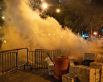 视频：催泪弹扰民 香港市民警署外怒斥警察