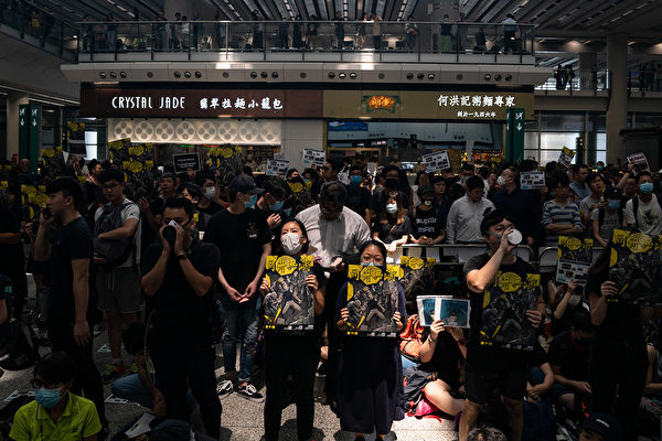 2019年8月12日，港人在国际机场集会，抗议港警暴力执法。（Anthony Kwan/Getty Images）