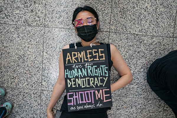 2019年8月12日，港人在国际机场集会，抗议港警暴力执法。（Anthony Kwan/Getty Images）