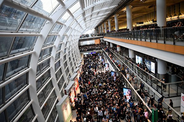 2019年8约12日，大批集会人士离开机场。（MANAN VATSYAYANA/AFP/Getty Images）